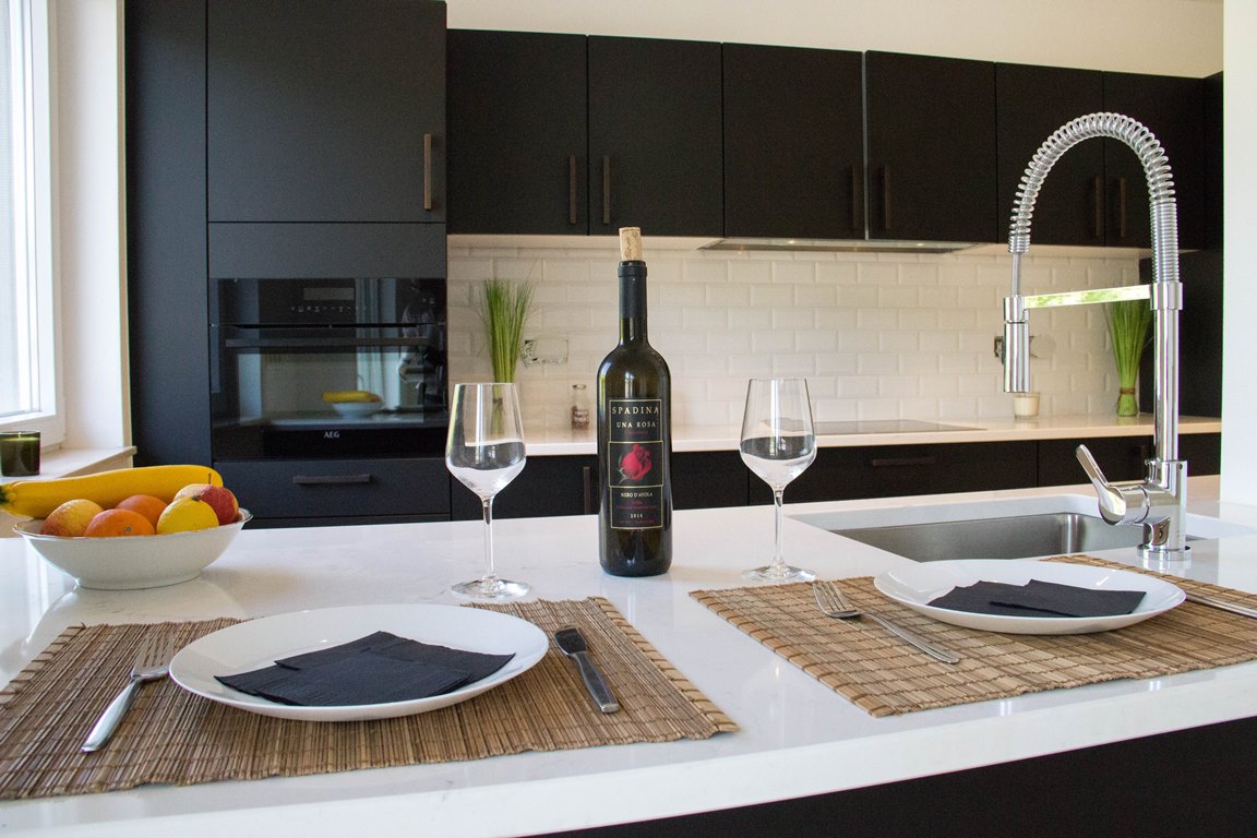Une cuisine US avec vue sur Meuse