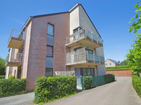 Corbais: A louer: appartement 2 chambres + garage au rez
