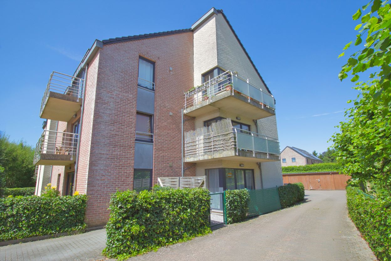 Corbais: A louer: appartement 2 chambres + garage au rez