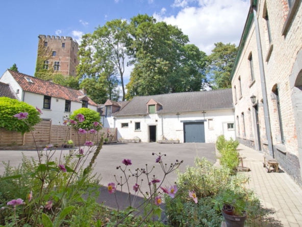 Mont Saint Guibert: Ferme Moulin de Bierbais à rénover. Bien atypique de 675 m²!