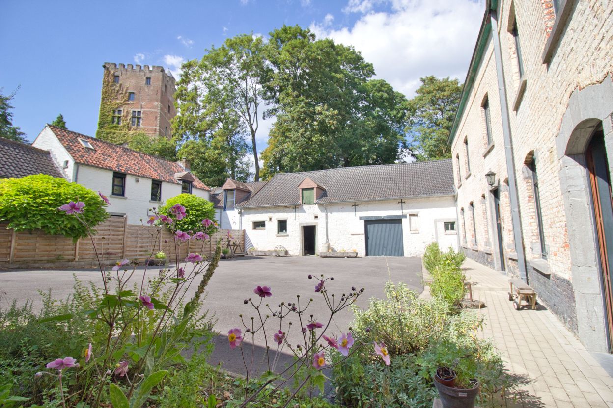 Mont Saint Guibert: Ferme Moulin de Bierbais à rénover. Bien atypique de 675 m²!