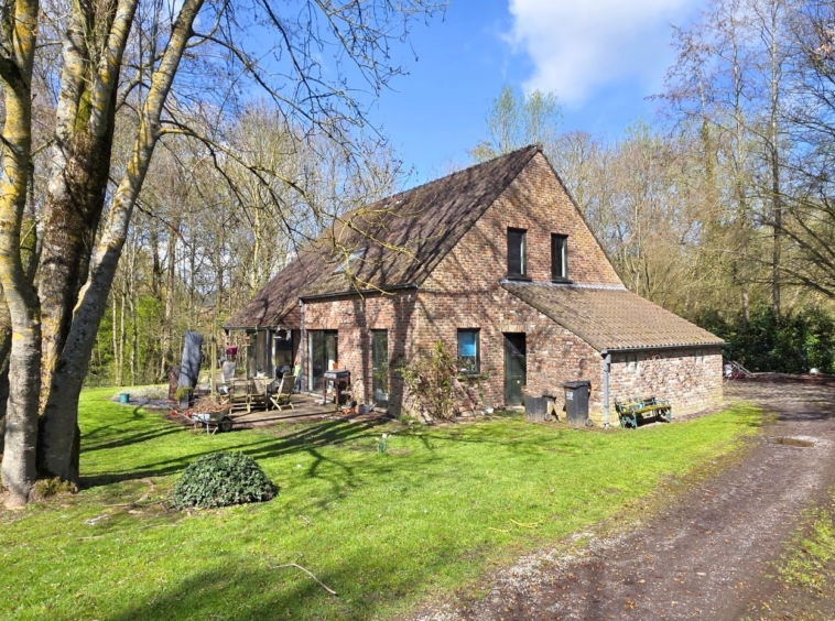 Chastre: A vendre Villa 3 chambres et bureau au bout d'un terrain de fond de 25 ares